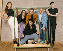 Das Ensemble der Neuproduktion von Così fan tutte: Federica Lombardi, Emily D'Angelo, Filipe Manu, Christopher Maltman, Kate Lindsey und Peter Kellner , Foto: Victoria Nazarova