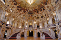 Foyer des Hessischen Staatstheaters Wiesbaden. Foto: Martin Kaufhold