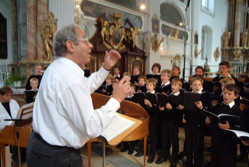Gerhard Schmidt-Gaden bei Proben mit dem Tölzer Knabnchor, Foto: Michael Schilhansl