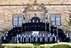 Jugendchor der schola cantorum weimar vor dem Erwitter Schloss, Foto: Sebastian Göring
