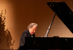Rudolf Buchbinder beim Festkonzert im nach ihm benannten neuens Saal in Grafenegg. Foto: Sofia Palurovic