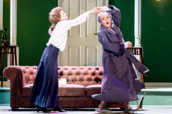 Szene mit Nadine Zeintl (Eliza Doolittle) und Dagmar Hellberg (Mrs. Pearce) in My Fair Lady. Foto: Marie-Laure Briane