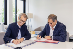 Vertragsunterzeichnung im BR: Programmdirektor Björn Wilhelm, Dirigent Leo Hussein. , Foto: BR Raphael Kast