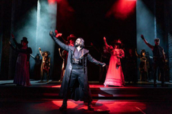 Vikrant Subramanian als Sweeney Todd, Foto: Tom Schulze / Oper Leipzig