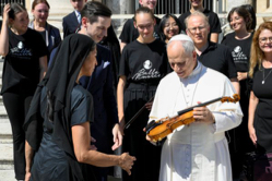 (v.l.n.r.): Anna Honsig-Erlenburg, Linus Klumpner, Papst Leo XIV., Musiker des Ensembles Bella Musica. Foto: Vatican Media