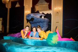 (v.l.n.r.) Daniel Ogris (Papageno) Regisseurin Nina Blum, Patrizia Leitsoni (Vogel). Foto: Wiener Staatsoper, Marcel Urlaub